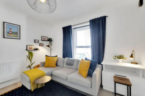 City Centre 2 Bedroom Apt - Free Parking - Wifi - Smart TV